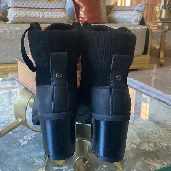 Woman lace up uggs boots - Picture 5 of 17